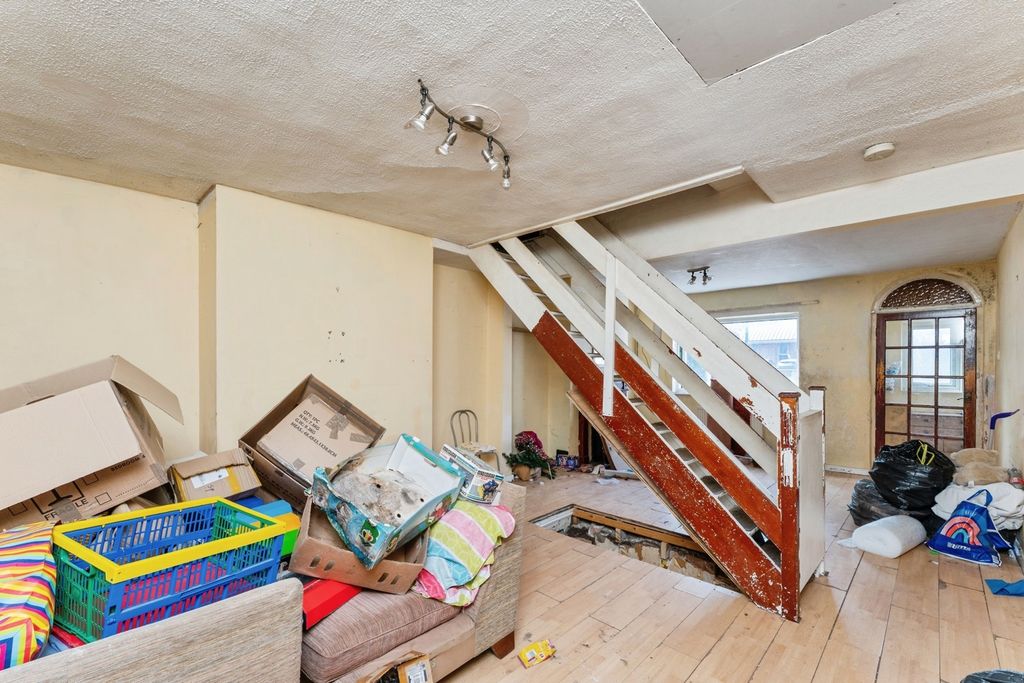 Property photo 3 of 17 Photo