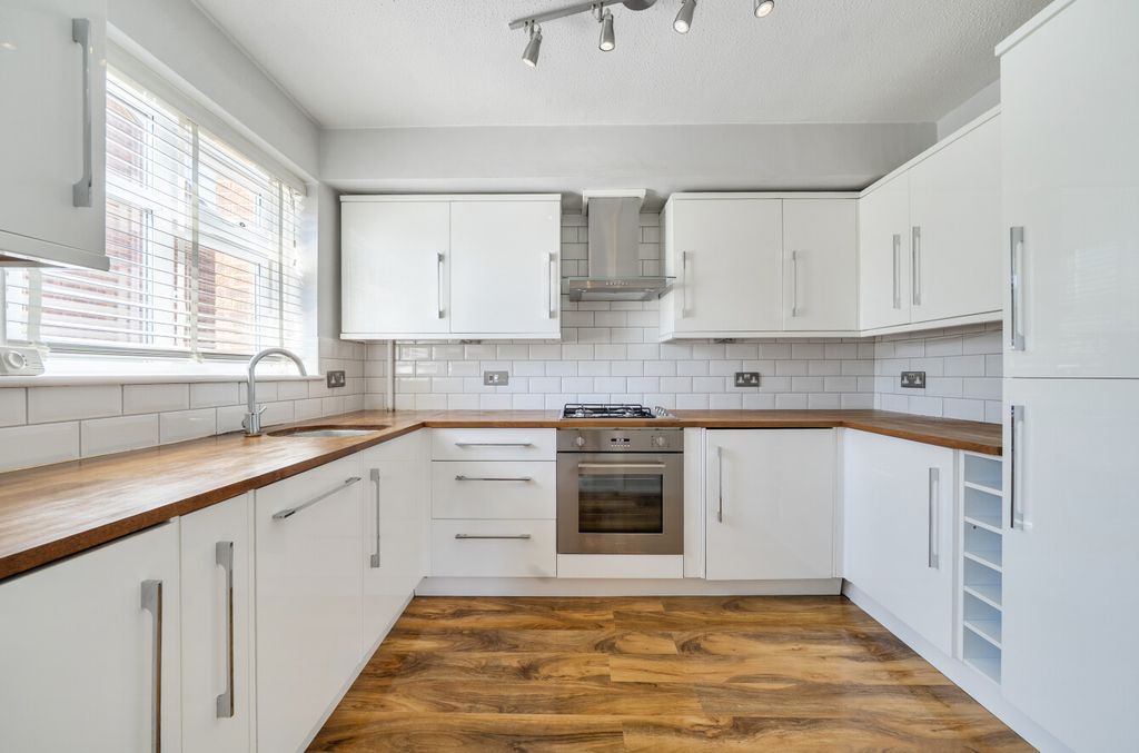 Property photo 3 of 11 Kitchen4