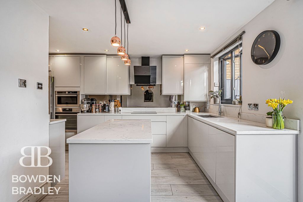 Property photo 3 of 24