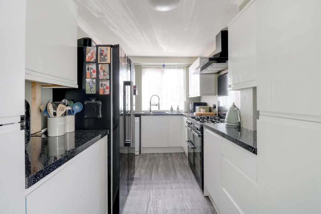 Property photo 2 of 14 Modern Kitchen