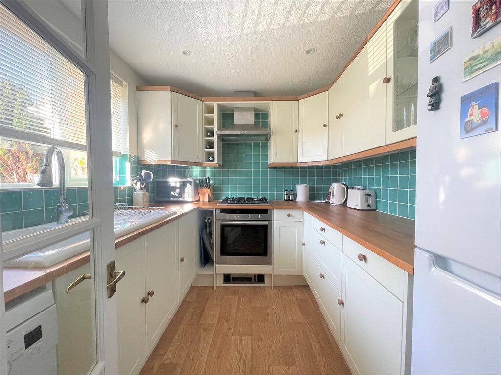 Property photo 2 of 10 Kitchen