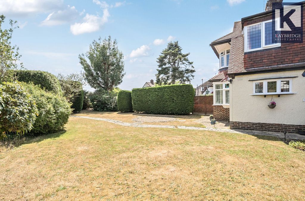 Property photo 2 of 25 Glenwood Road, Epsom - Kt17 2Lz