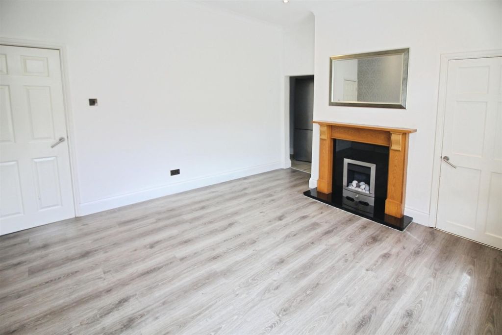 Property photo 3 of 18 Dining Room