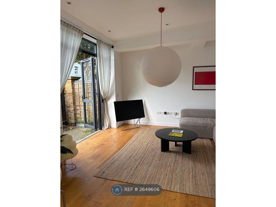 Property photo 3 of 15 Livingroom