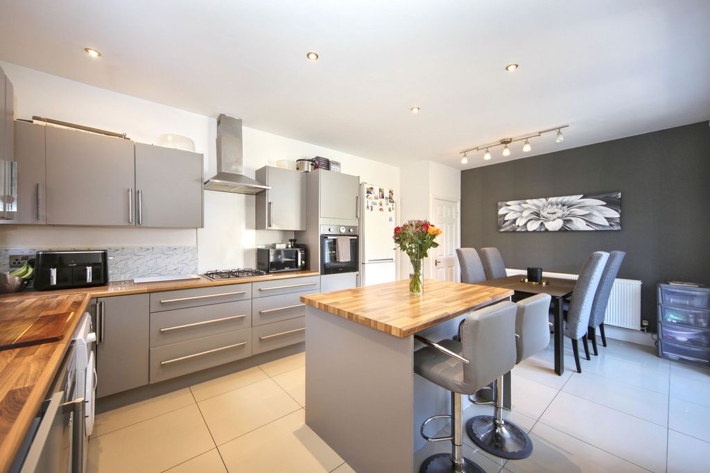 Property photo 2 of 25