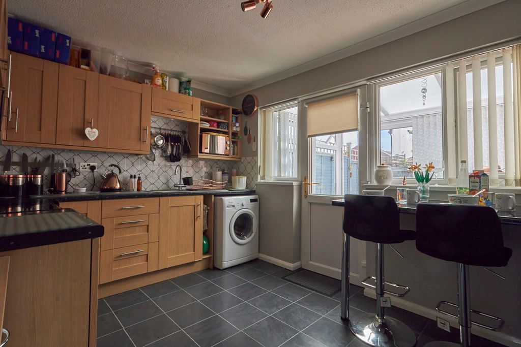 Property photo 2 of 10 Kitchen