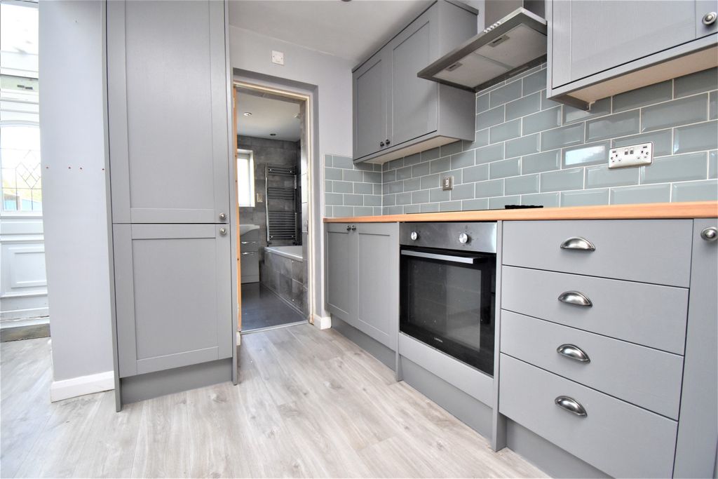 Property photo 3 of 11 Kitchen