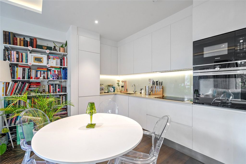 Property photo 2 of 10 Kitchen