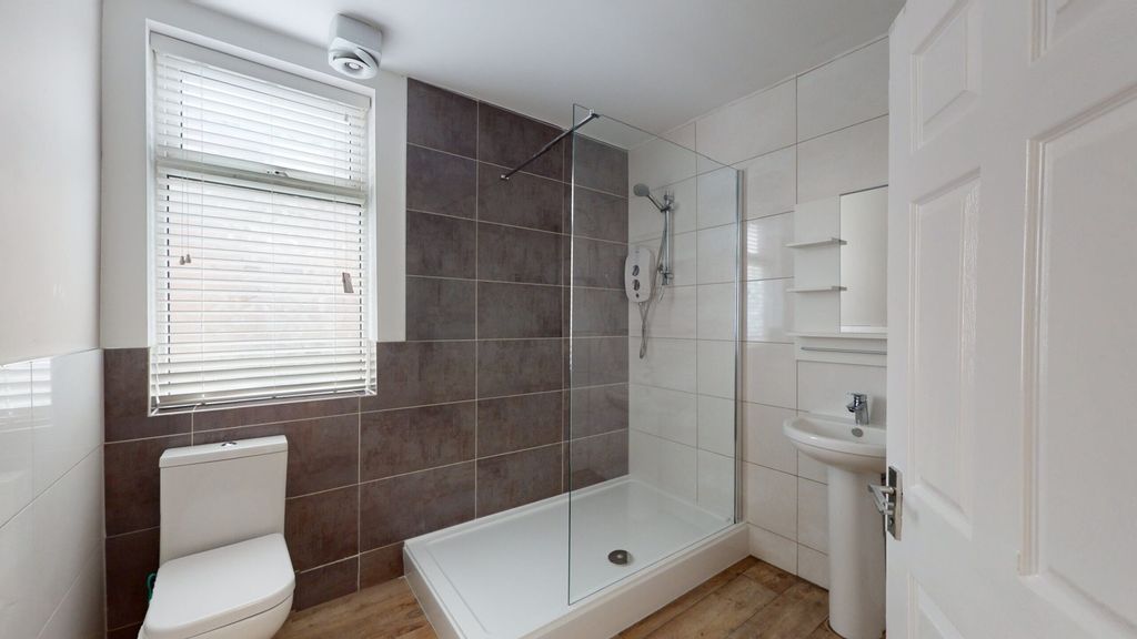 Property photo 2 of 13 A Modern And Well-Maintained Bathroom Featuring A ...