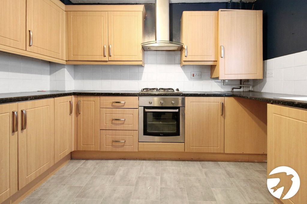 Property photo 3 of 8 Kitchen