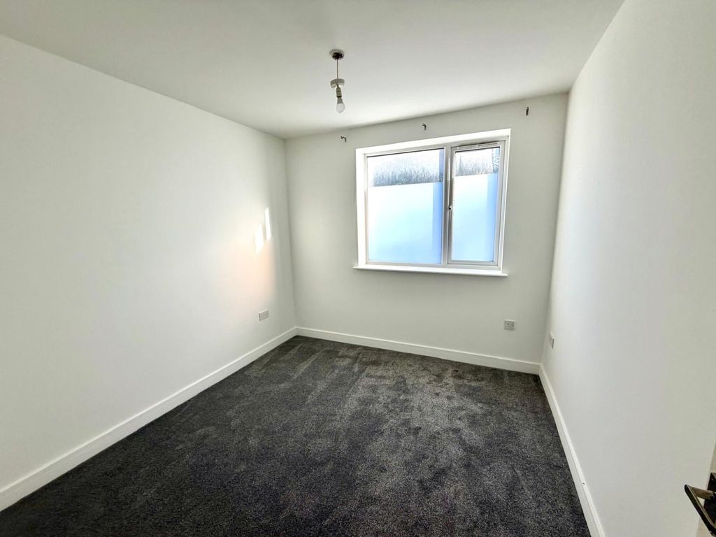 Property photo 3 of 6 Bed 1