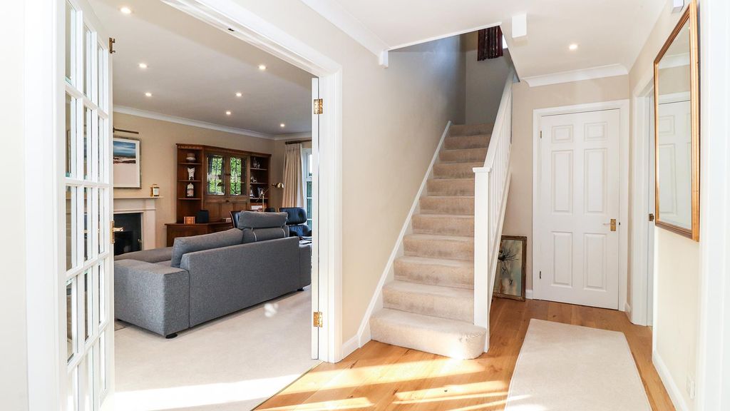 Property photo 2 of 19 Entrance Hall