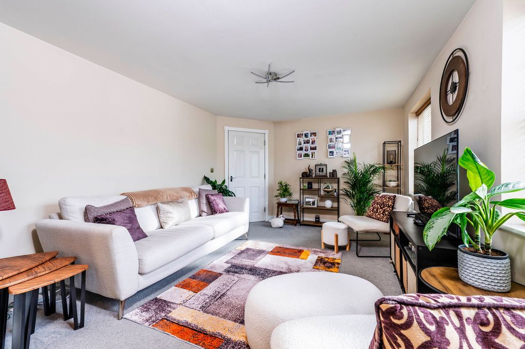 Property photo 2 of 16 Living Room