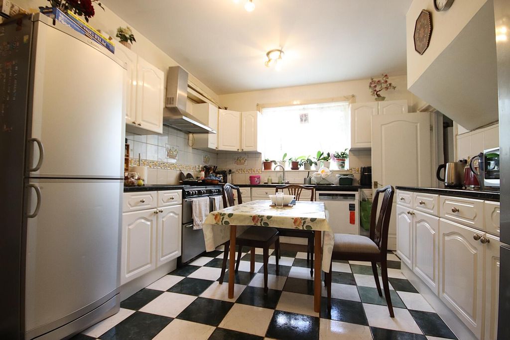 Property photo 3 of 17 Kitchen