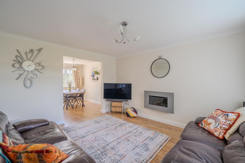 Property photo 3 of 23 21 Pine Tree Road-8.Jpg