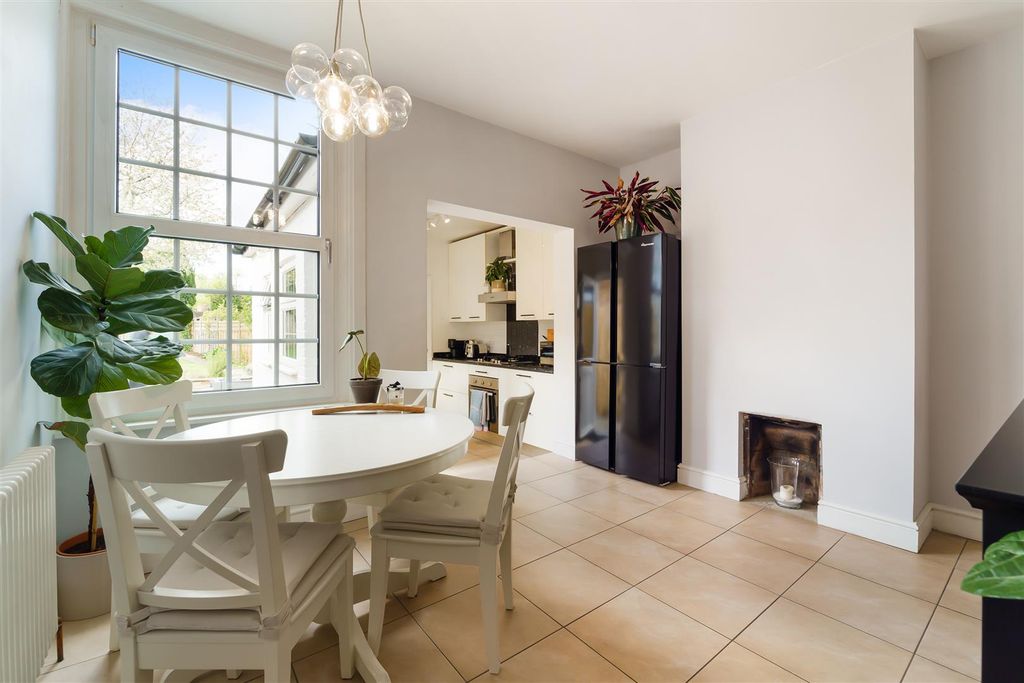 Property photo 2 of 15 Albert Road
