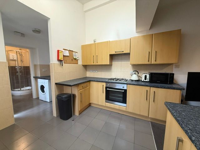 Property photo 2 of 26 Communal Kitchen/Living