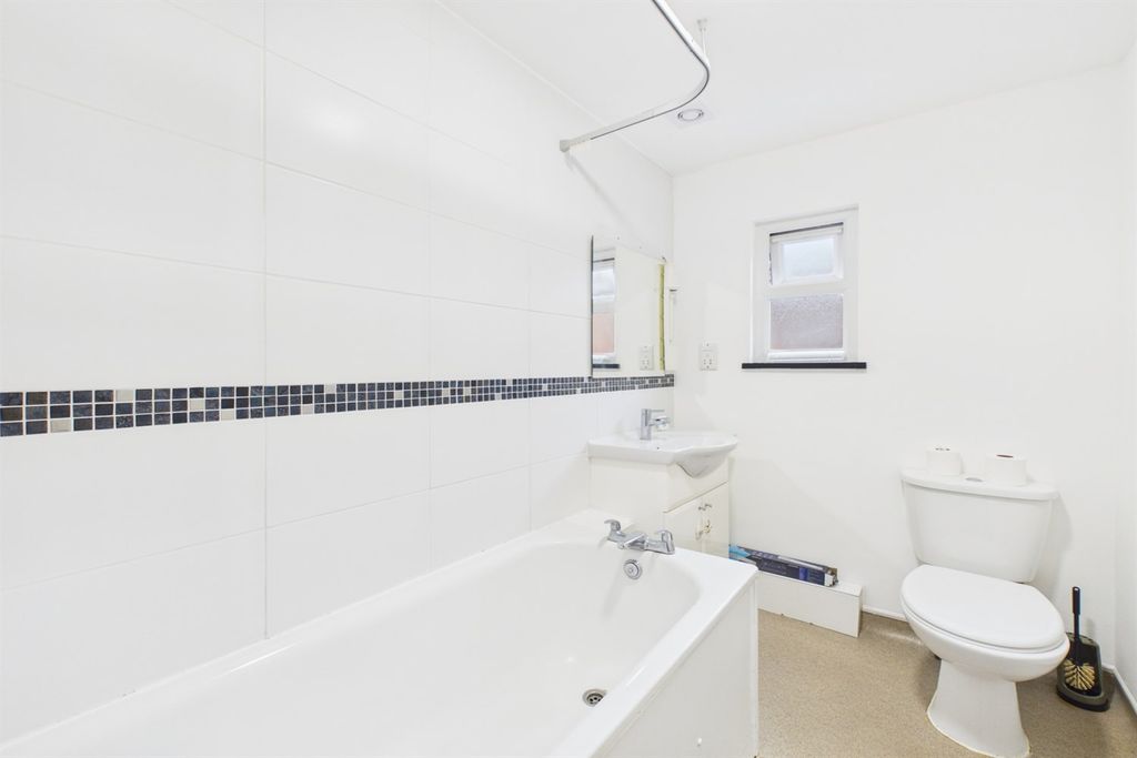 Property photo 3 of 11 Bathroom