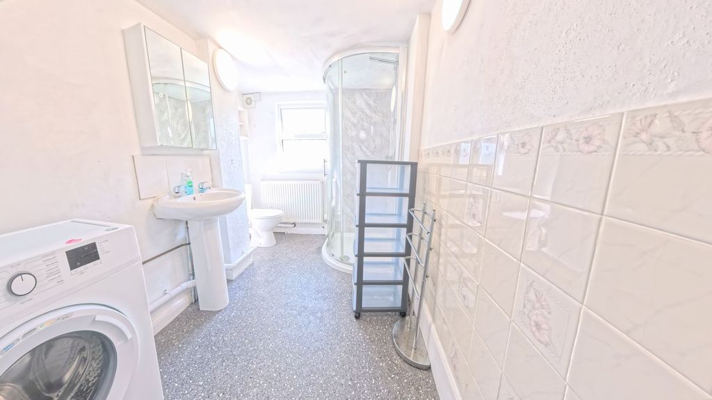 Property photo 3 of 10 Bathroom