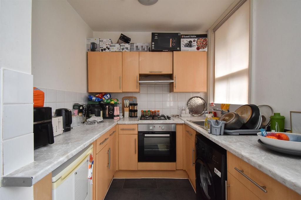 Property photo 2 of 11 Kitchen