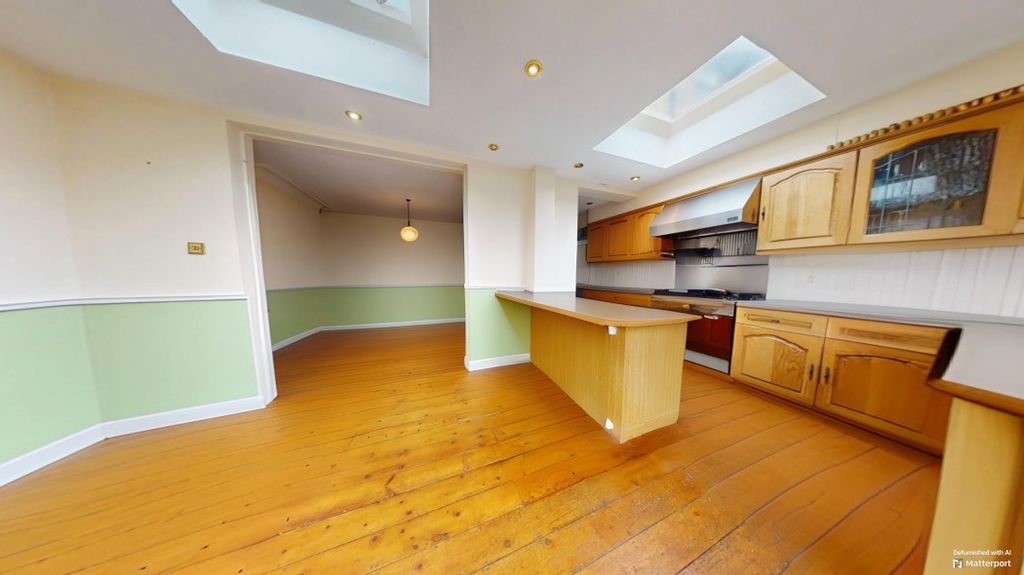 Property photo 1 of 12 4 Bedroom Mid Terrace House