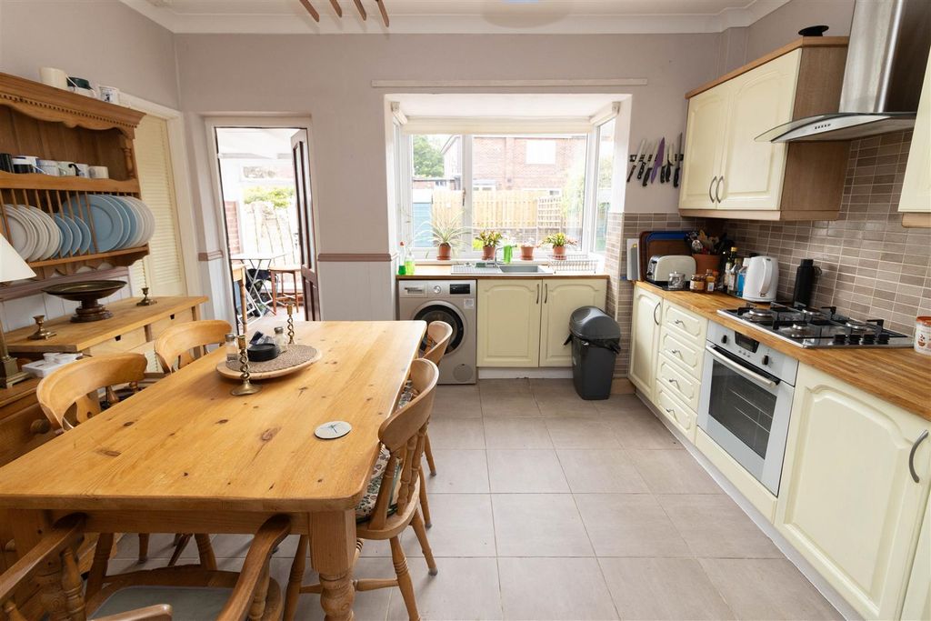 Property photo 3 of 11 Kitchen