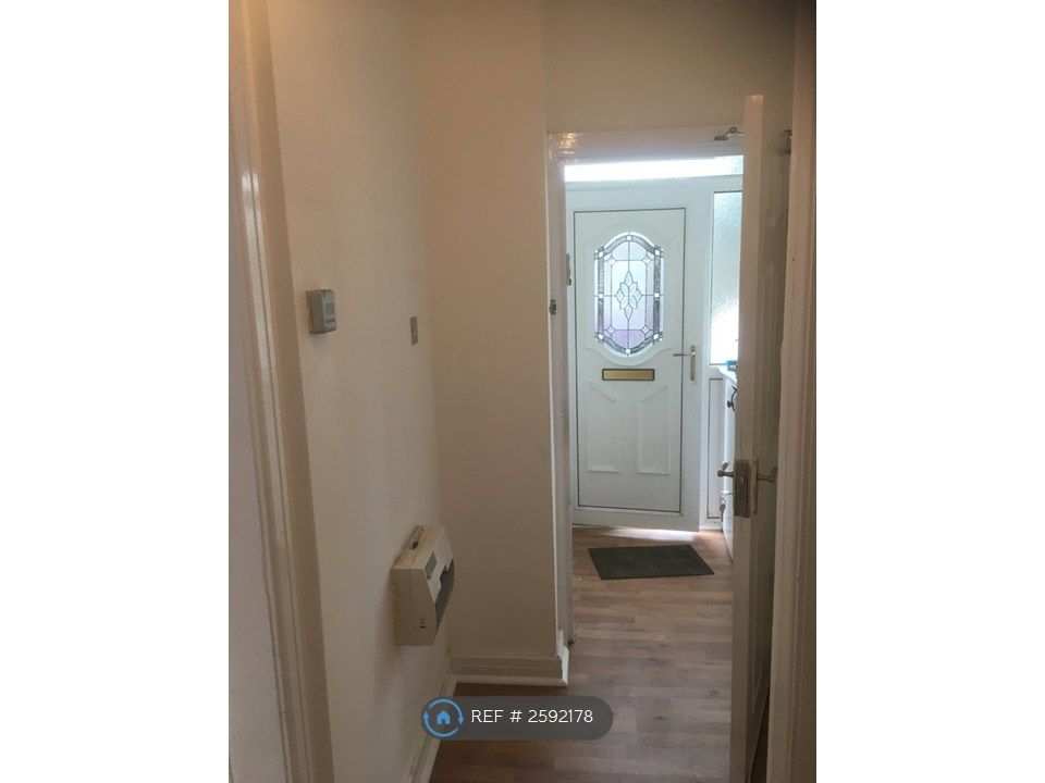 Property photo 3 of 8 Hallway