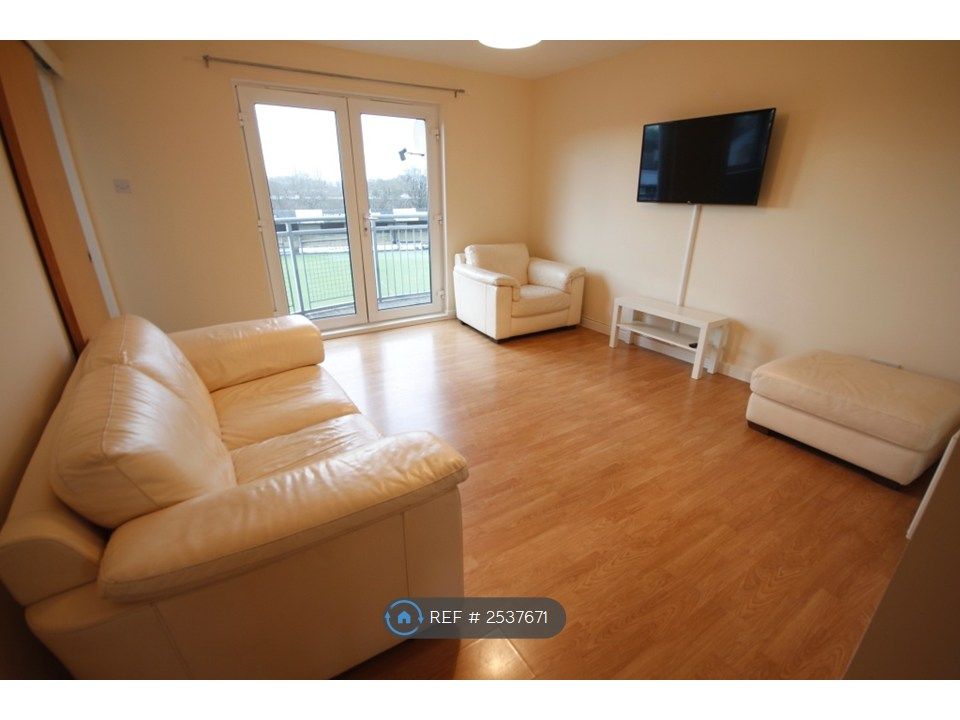 Property photo 3 of 9 Spacious Living Area