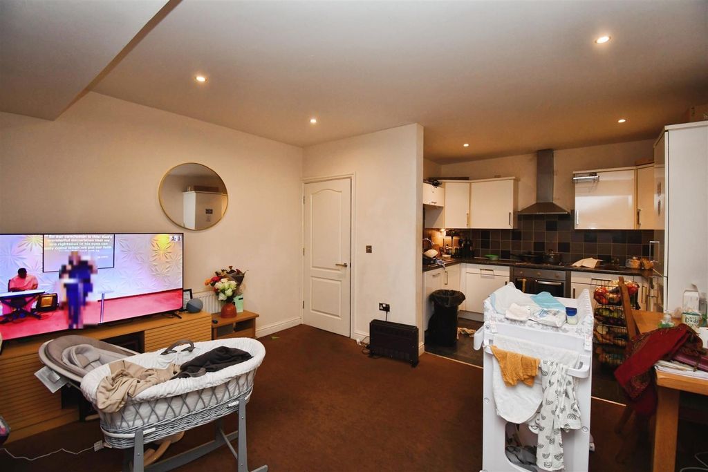 Property photo 3 of 7 Living Kitchen / Diner