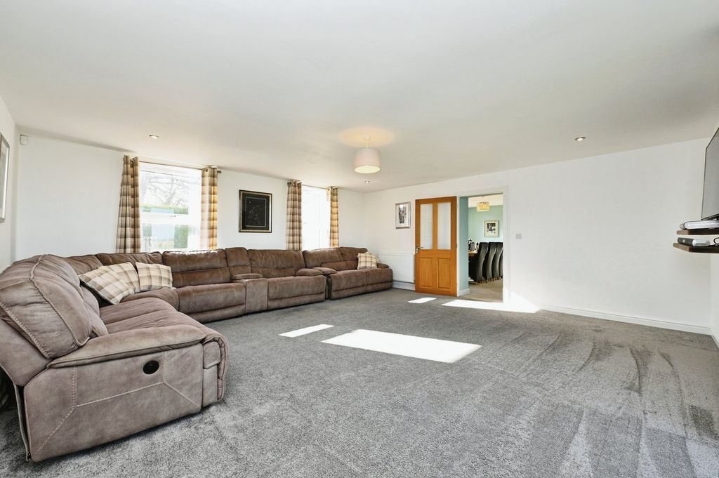 Property photo 2 of 25