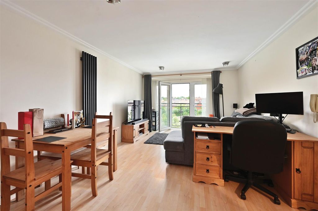 Property photo 3 of 9 Winterthur Way