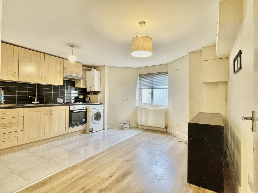 Property photo 1 of 8 1 Bed Flat To Rent Longley Road, London Sw17