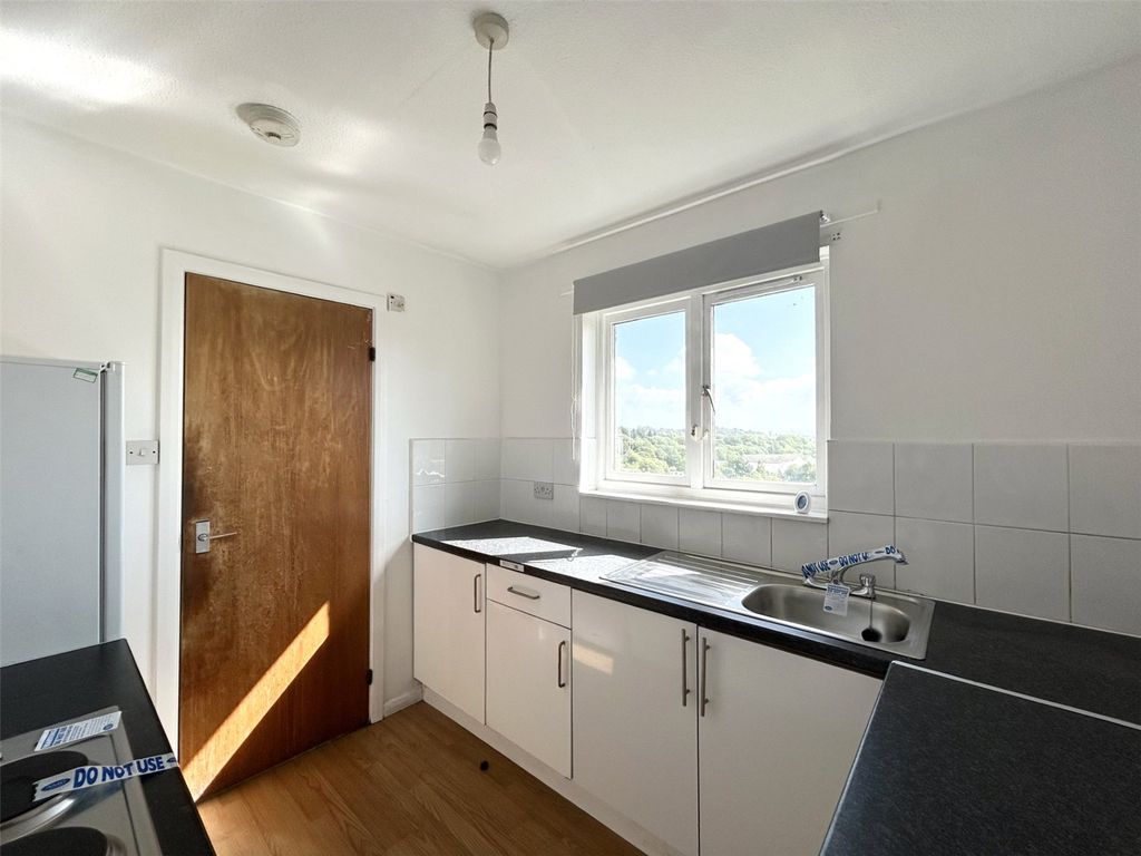 Property photo 3 of 11 Kitchen
