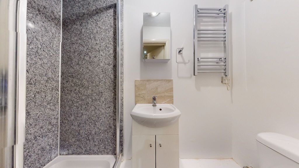 Property photo 3 of 9 Bathroom