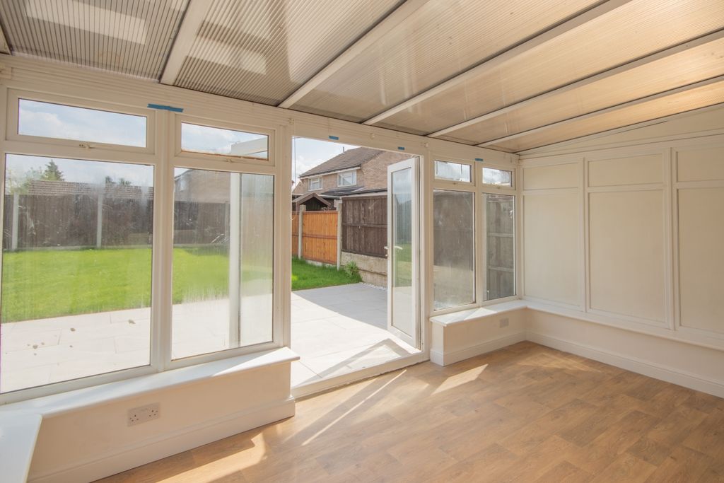 Property photo 3 of 19 Conservatory 2