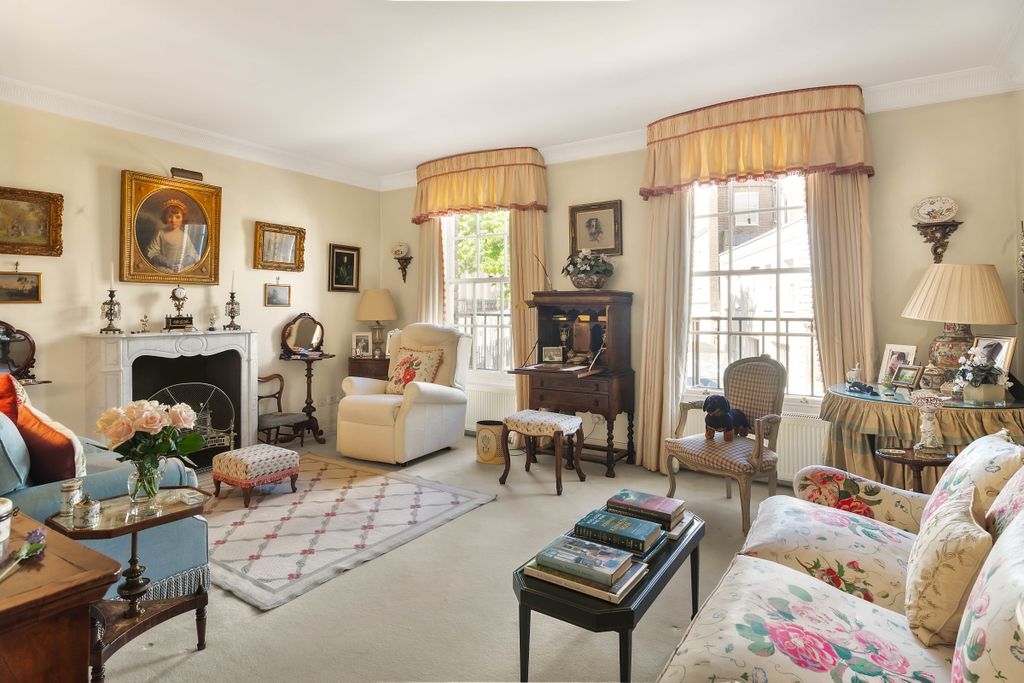 Property photo 1 of 10 Cadogan Lane