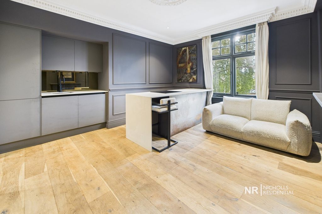 Property photo 3 of 7 Kitchen-Lounge