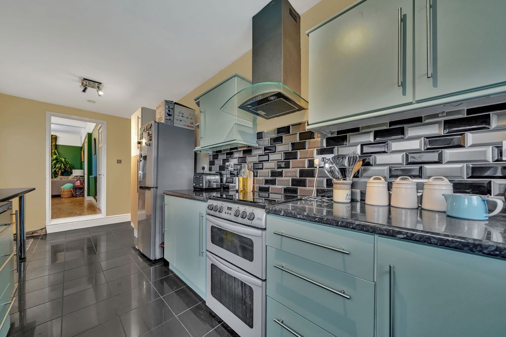 Property photo 3 of 27