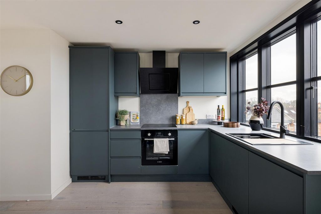 Property photo 2 of 25 Harley Court, E11