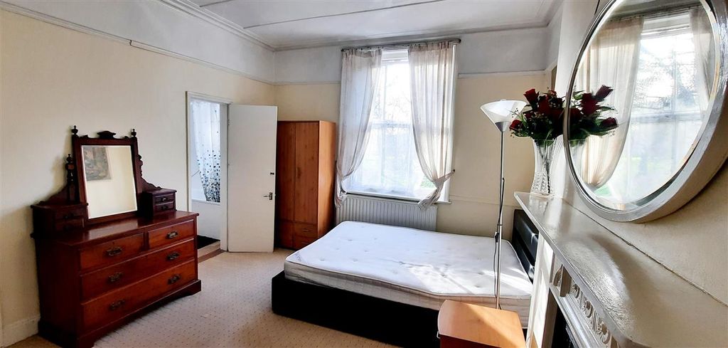 Property photo 2 of 8 Bedroom 1