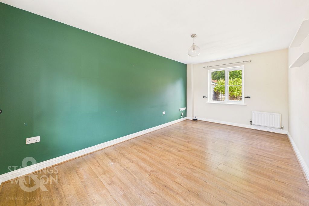 Property photo 2 of 32