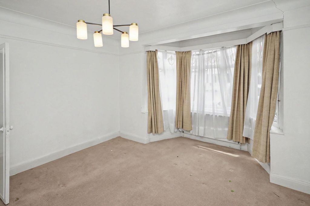 Property photo 2 of 17 36 St Andrews Road, Ilford, London Ig1 3Pf