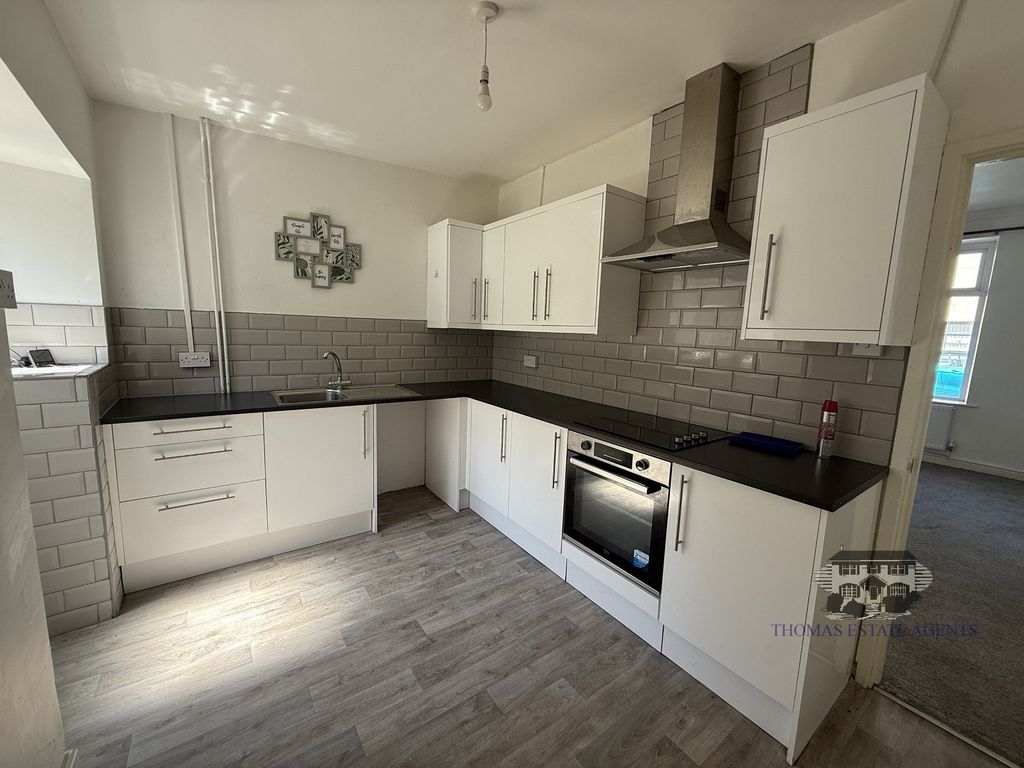 Property photo 3 of 10 Kitchen