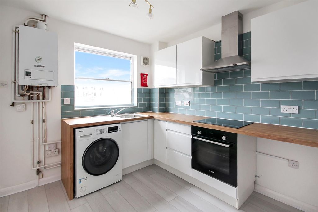 Property photo 3 of 10 Living/Kitchen Space