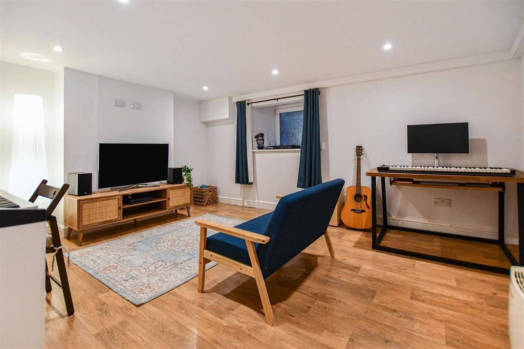 Property photo 3 of 18 20_70537.Jpg