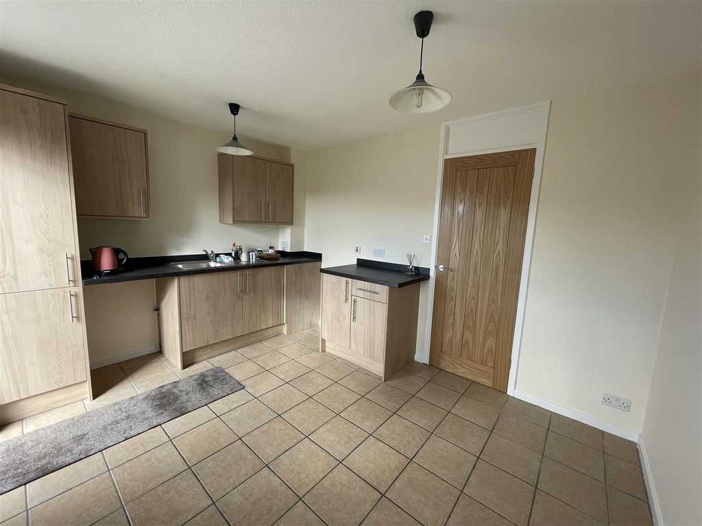 Property photo 3 of 11 Kitchen