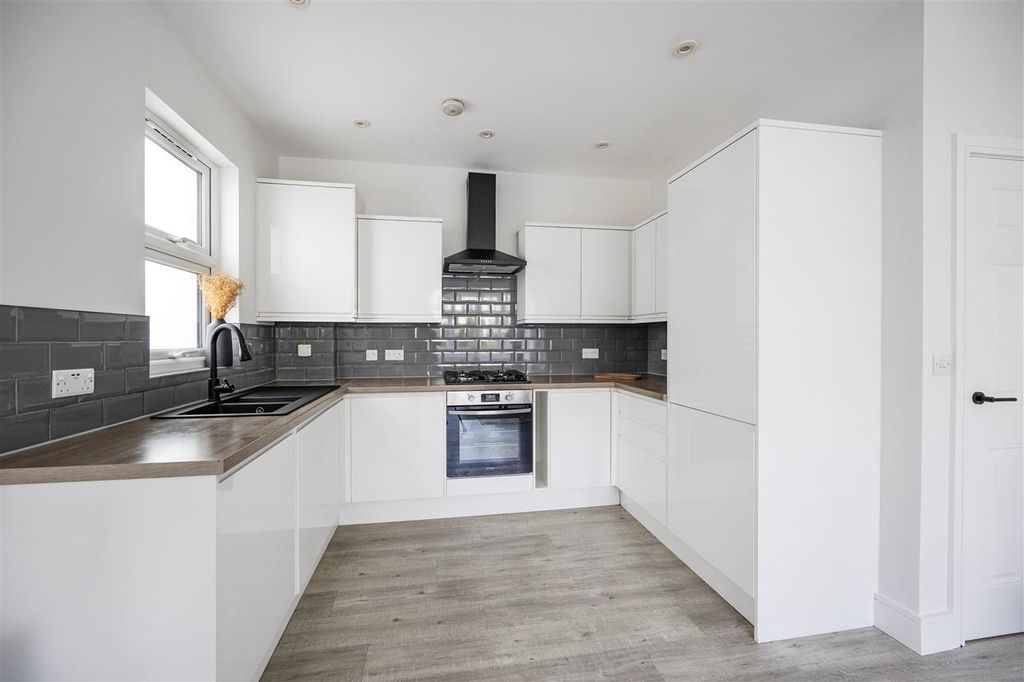 Property photo 3 of 10 Kitchen