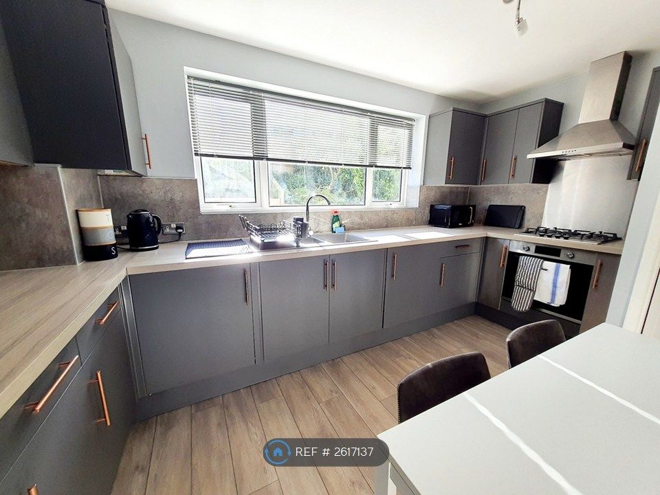 Property photo 3 of 12 Kitchen