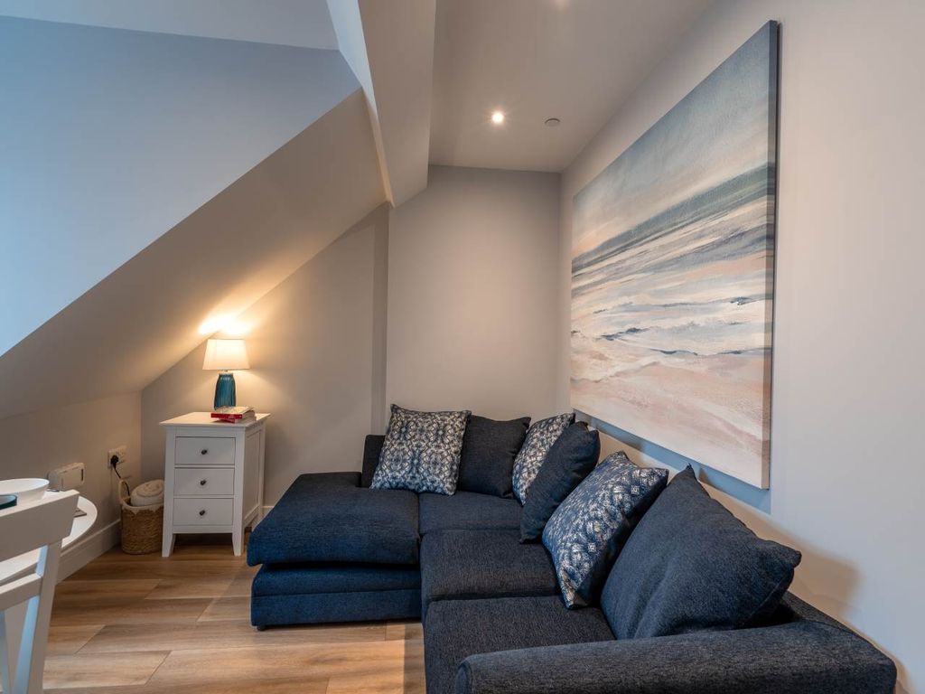 Property photo 3 of 12 Lounge