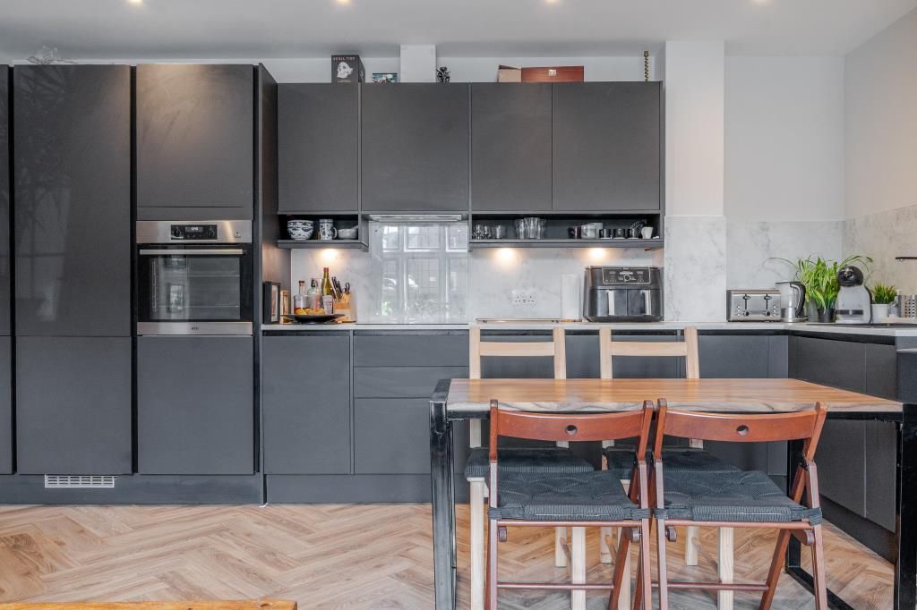 Property photo 3 of 18 Kitchen